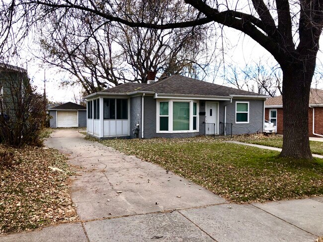 Building Photo - 1117 S Willow Ave