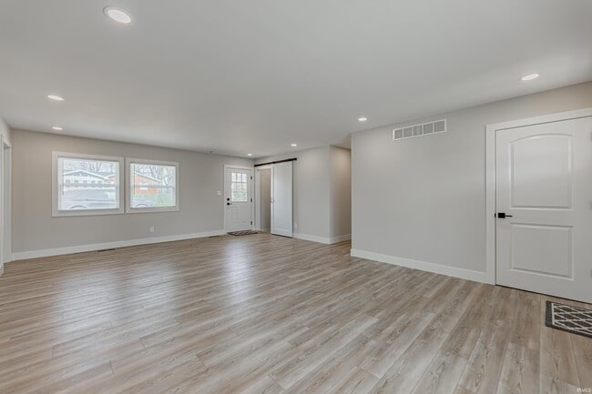 Building Photo - 911 Mayfair Dr