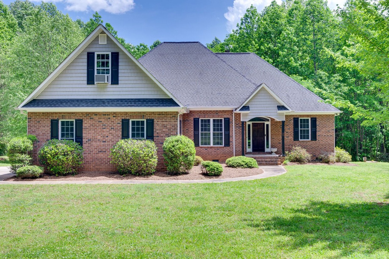 Primary Photo - Beautiful 3 bedroom 2 bath Ranch with Bonu...