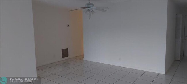 Foto del edificio - 5861 NW 16th Pl