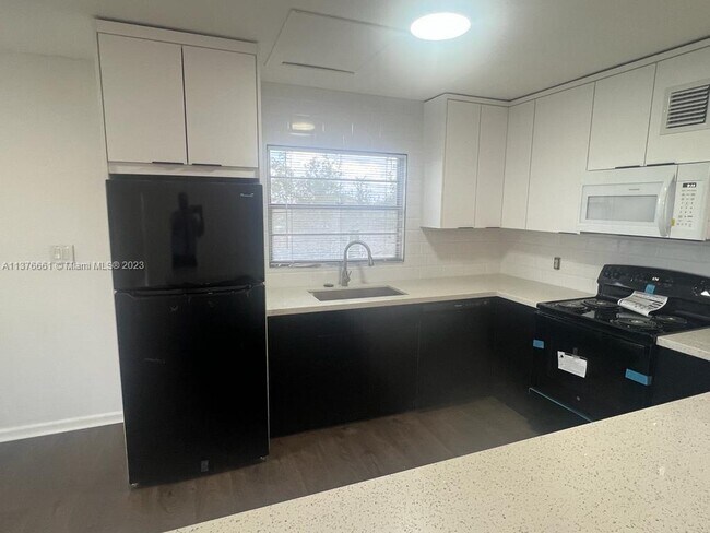 Building Photo - 13455 SW 9th Ct
