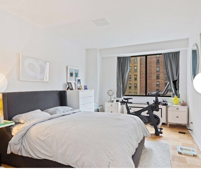 Building Photo - 275 W 96th St