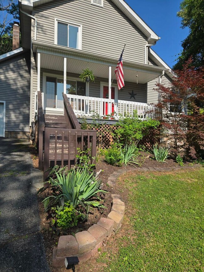 Building Photo - This charming 3-bedroom, 2-bathroom home o...