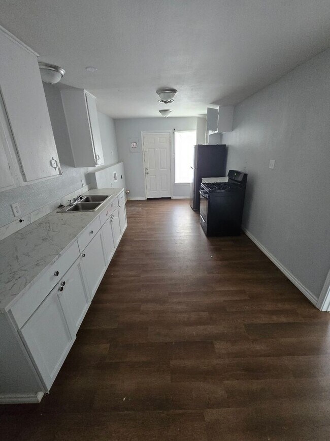 Foto del edificio - Freshly Remodeled 4-Bedroom Home in Deniso...