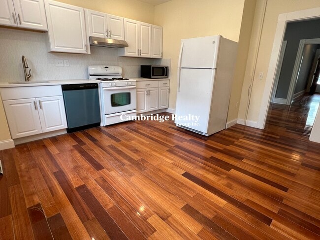 Building Photo - 24 Rossmore St