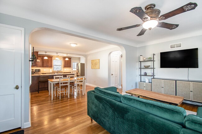 Building Photo - 8754 Florence Ave