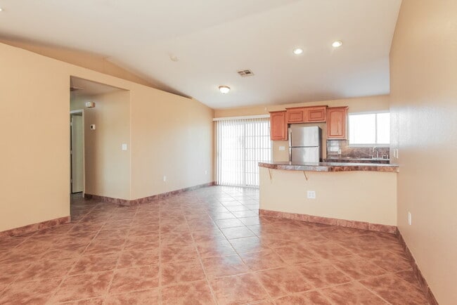 Building Photo - 305 E Gardenia Dr