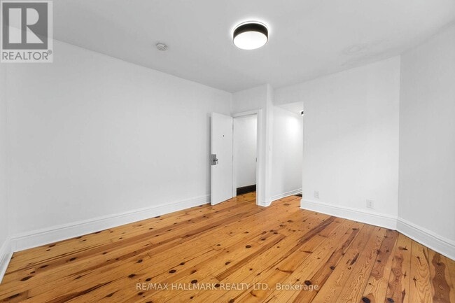 Photo du bâtiment - 261-261 Ossington Ave