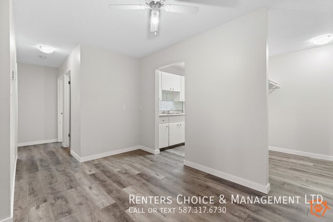 Building Photo - Top Floor Unit, Assigned Parking, Onsite Laundry, BONUS INCENTIVE