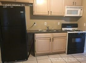 Building Photo - Awesome 2/1 Duplex Apt in Eustis