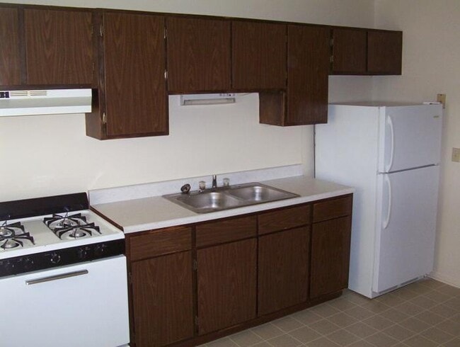 Building Photo - 3 bedroom in Madisonville KY 42431