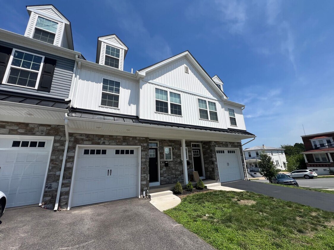 Foto principal - Stunning 3-Bedroom Townhome in Bridgeport!...