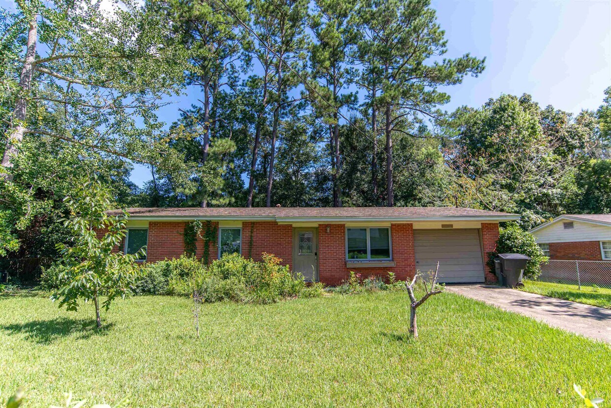 Foto principal - 1800 Jasmine Dr