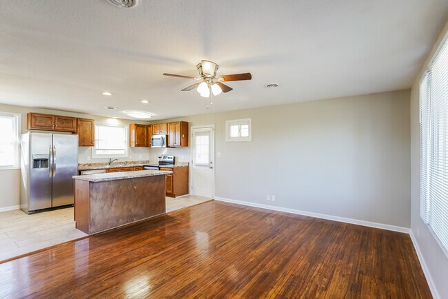Foto del edificio - Charming 4-Bedroom Home with Spacious Lawn