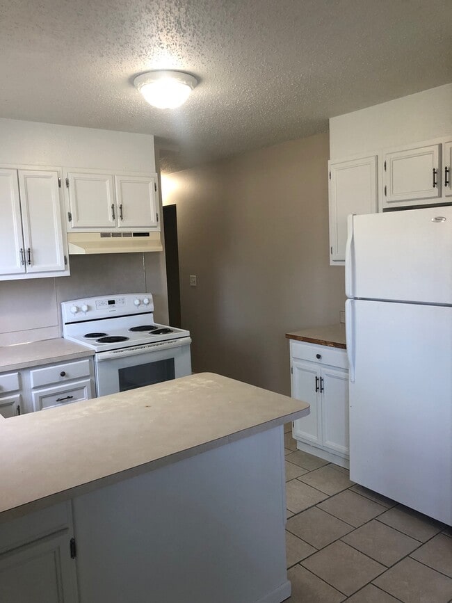 Building Photo - Cute 3 bedroom and 2 bathroom duplex