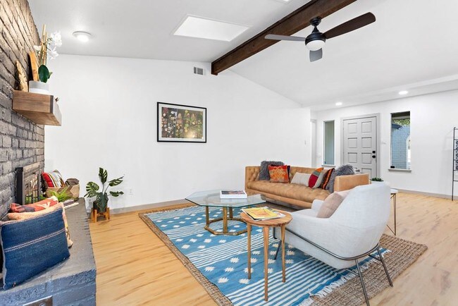 Foto del edificio - 1304 Armadillo Rd