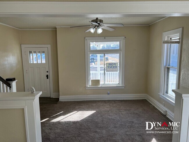 Foto del edificio - Remodeled 3 Bed / 1 Bath Remodeled Queen Anne Duplex – Downtown Sioux Falls