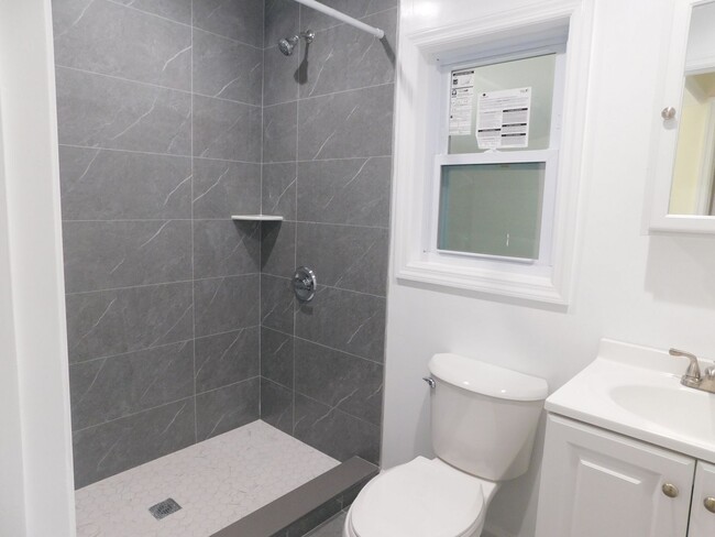Building Photo - Beautifully Renovated 2 Bedroom