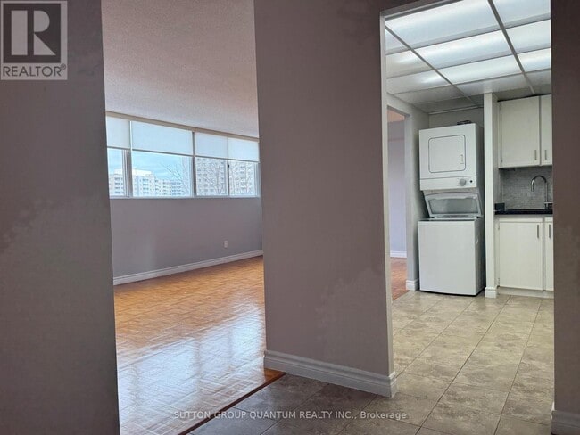 Building Photo - 3700 Kaneff Crescent