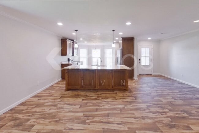 Building Photo - 109 White Water Ln