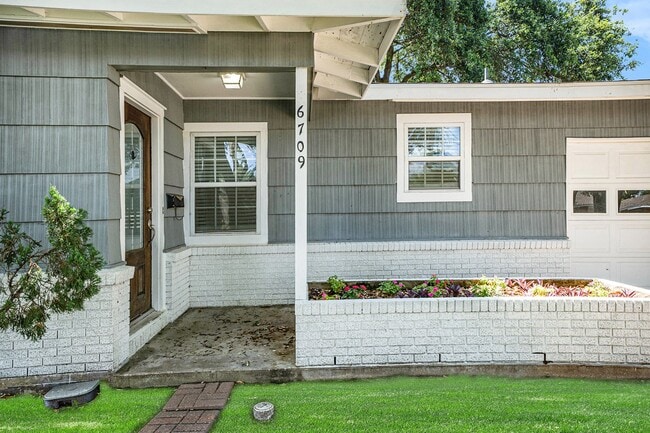 Foto del edificio - 6709 Fairway Dr