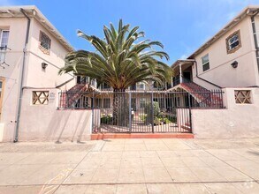 Building Photo - 510 Upas St