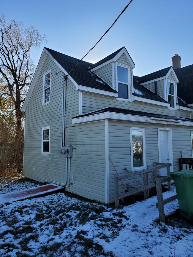 Photo du bâtiment - Near the center of town but also on the ed...