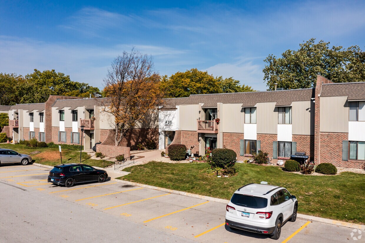 Farmingdale North Condos Apartments in Downers Grove, IL