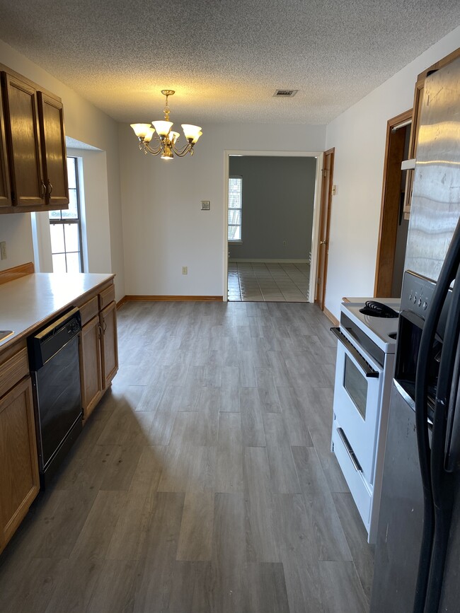 Building Photo - 213 Deer Run Dr
