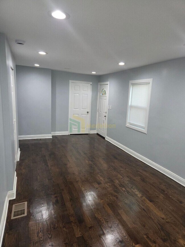 Building Photo - Beautifully Renovated 3 Bedroom / 1 Bathro...