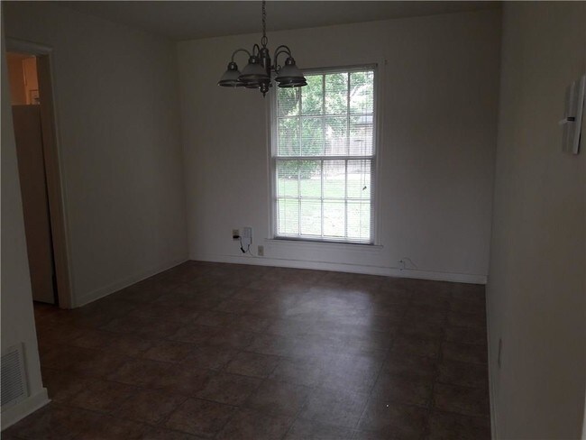 Building Photo - 1737 Mariposa Dr