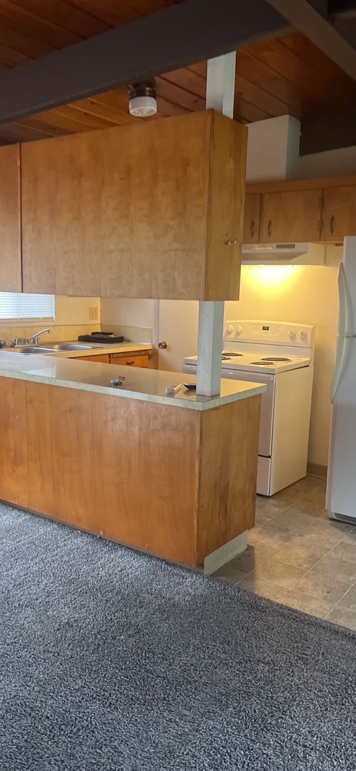Building Photo - 1 Bedroom / 1 Bathroom Duplex Unit