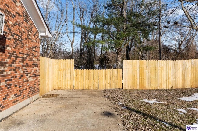 Building Photo - 1045 Greenway Dr