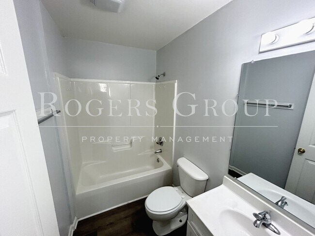 Building Photo - #450 - 212-214 Crozier St Duplex