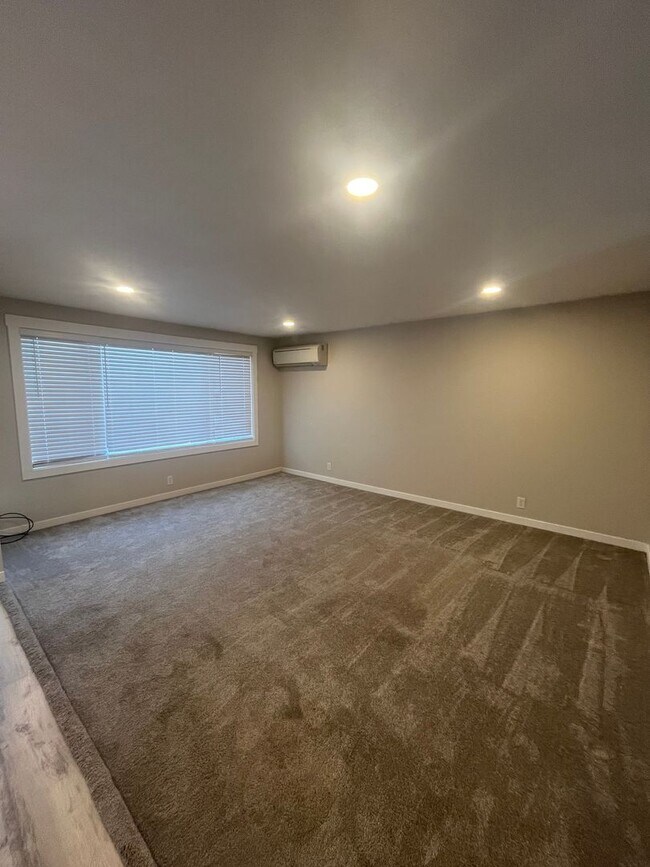 Building Photo - 2-bedroom 2-bathroom duplex