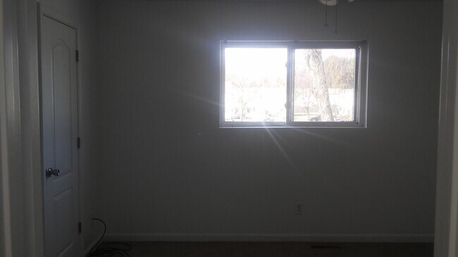 Building Photo - Awesone Townhome!