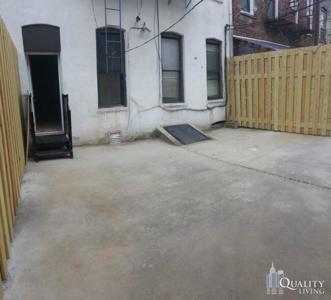 Foto del edificio - 1716 Himrod St