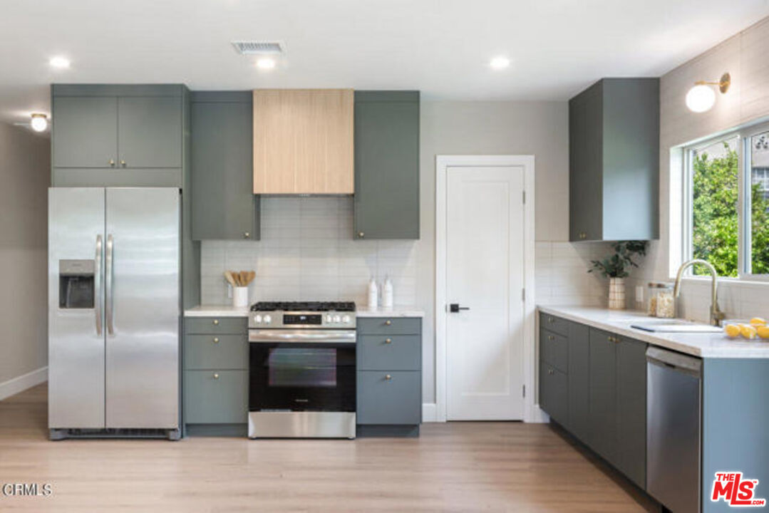Foto principal - 2955 Bronson Ave
