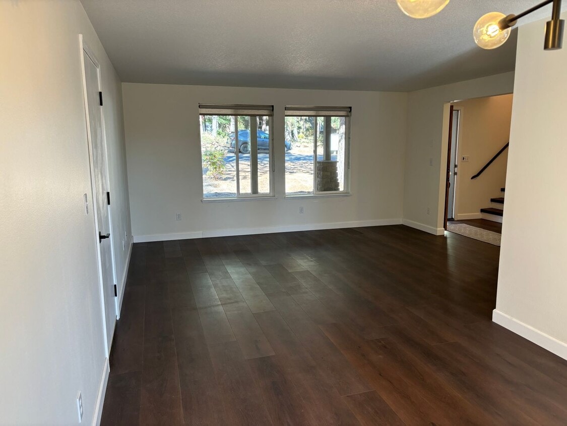 Primary Photo - 4 Bed Home 20 Minutes From Mt. Bachelor