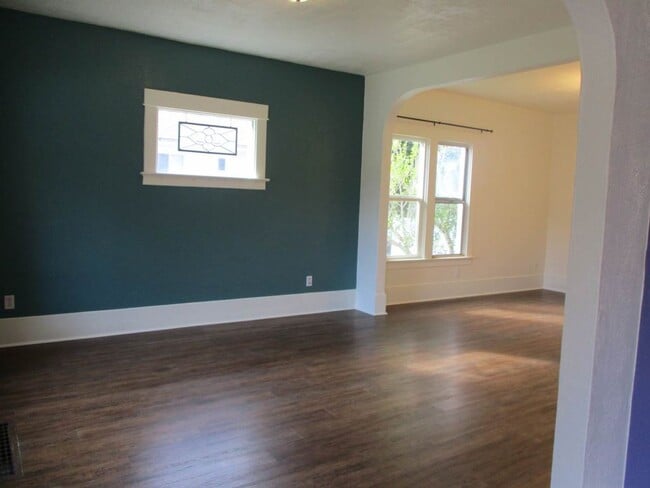 Building Photo - Charming 3-Bedroom Craftsman in Central Ta...