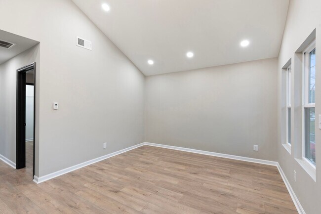 Building Photo - 804 Martin St
