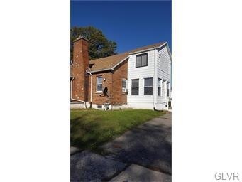Building Photo - 1015 E Cedar St