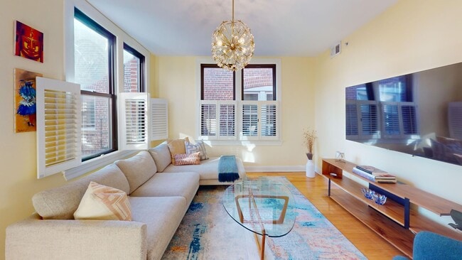 Foto del edificio - Top Floor Fully Furnished 1,000 Square Foot One Bedroom Plus Den in Kalorama