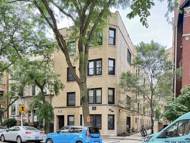 Building Photo - 707 W Roscoe St