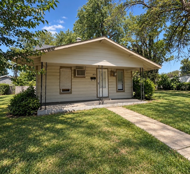Building Photo - 721 W Della St