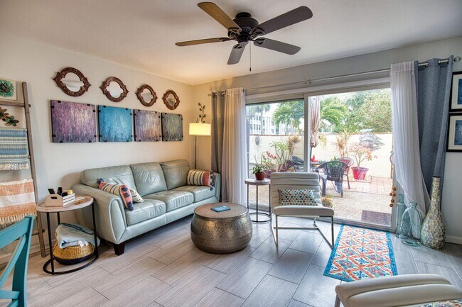 Building Photo - Annual Furnished 2 Bedroom 1.5 Bathroom To...