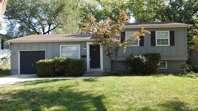 Building Photo - 4bed 2 bath in Overland Park off 95th & Lo...