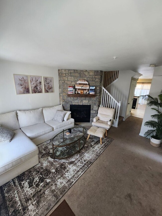Foto del edificio - Modern 3-Bed, 3-Bath Townhome Near Fort Ca...
