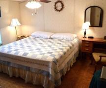 dormitorio con baño privado - 1496 Winklers Creek Rd