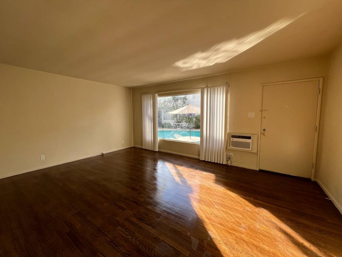 Living Room - 1680 Huntington Dr